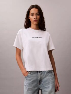 Standard-Logo-T-Shirt mit geradem Schnitt und Rundhalsausschnitt Standard-Logo-T-Shirt mit geradem Schnitt und Rundhalsausschnitt