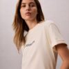 Standard-Logo-T-Shirt mit geradem Schnitt und Rundhalsausschnitt Standard-Logo-T-Shirt mit geradem Schnitt und Rundhalsausschnitt