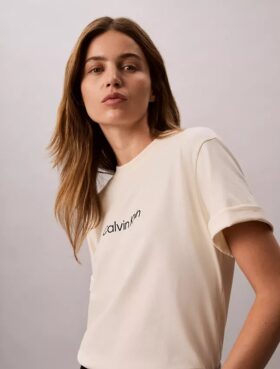 Standard-Logo-T-Shirt mit geradem Schnitt und Rundhalsausschnitt Standard-Logo-T-Shirt mit geradem Schnitt und Rundhalsausschnitt