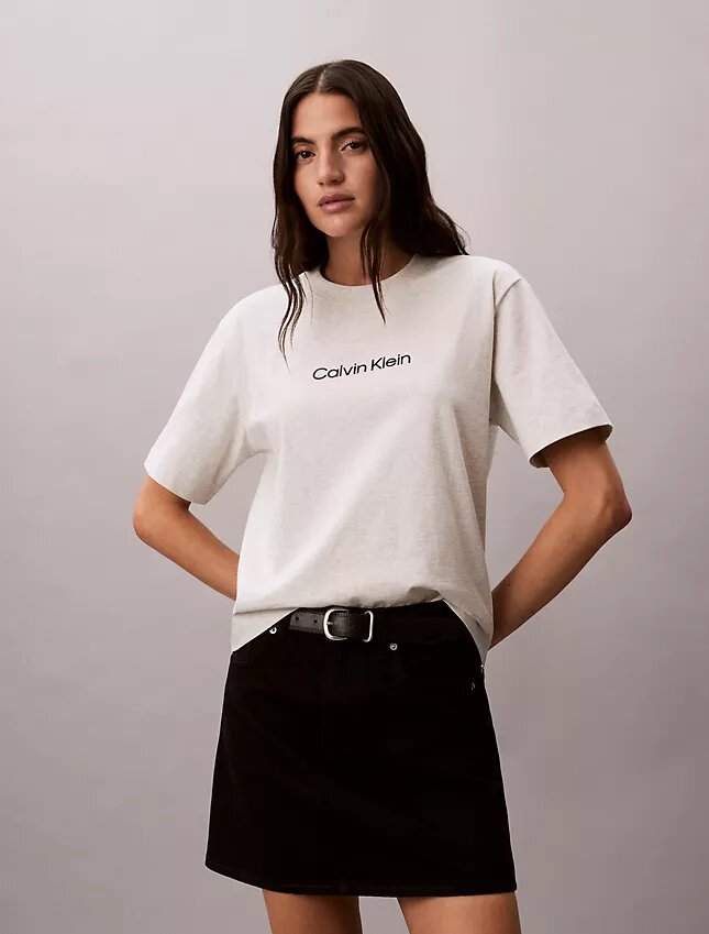 Standard-Logo-T-Shirt mit geradem Schnitt und Rundhalsausschnitt Standard-Logo-T-Shirt mit geradem Schnitt und Rundhalsausschnitt