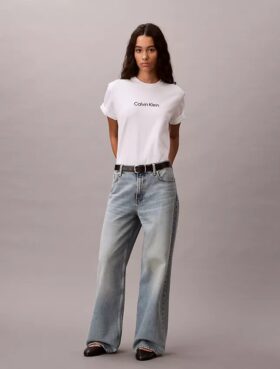 Standard-Logo-T-Shirt mit geradem Schnitt und Rundhalsausschnitt Standard-Logo-T-Shirt mit geradem Schnitt und Rundhalsausschnitt