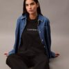 Standard-Logo-T-Shirt mit geradem Schnitt und Rundhalsausschnitt Standard-Logo-T-Shirt mit geradem Schnitt und Rundhalsausschnitt
