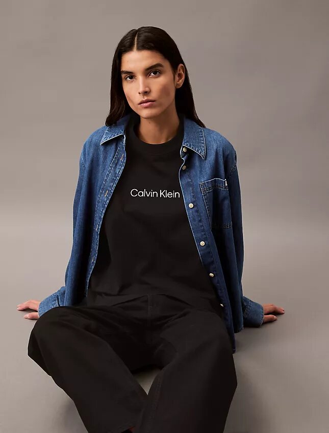 Standard-Logo-T-Shirt mit geradem Schnitt und Rundhalsausschnitt Standard-Logo-T-Shirt mit geradem Schnitt und Rundhalsausschnitt