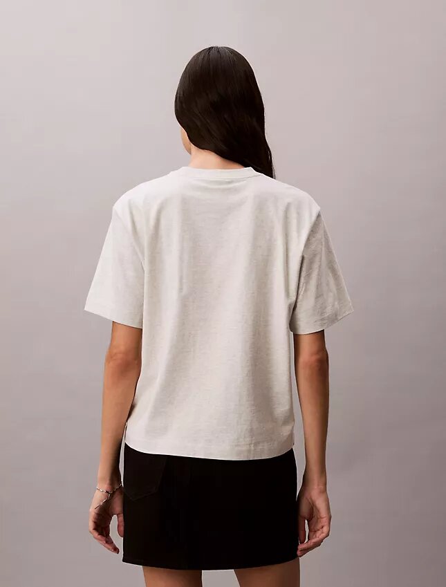 Standard-Logo-T-Shirt mit geradem Schnitt und Rundhalsausschnitt Standard-Logo-T-Shirt mit geradem Schnitt und Rundhalsausschnitt