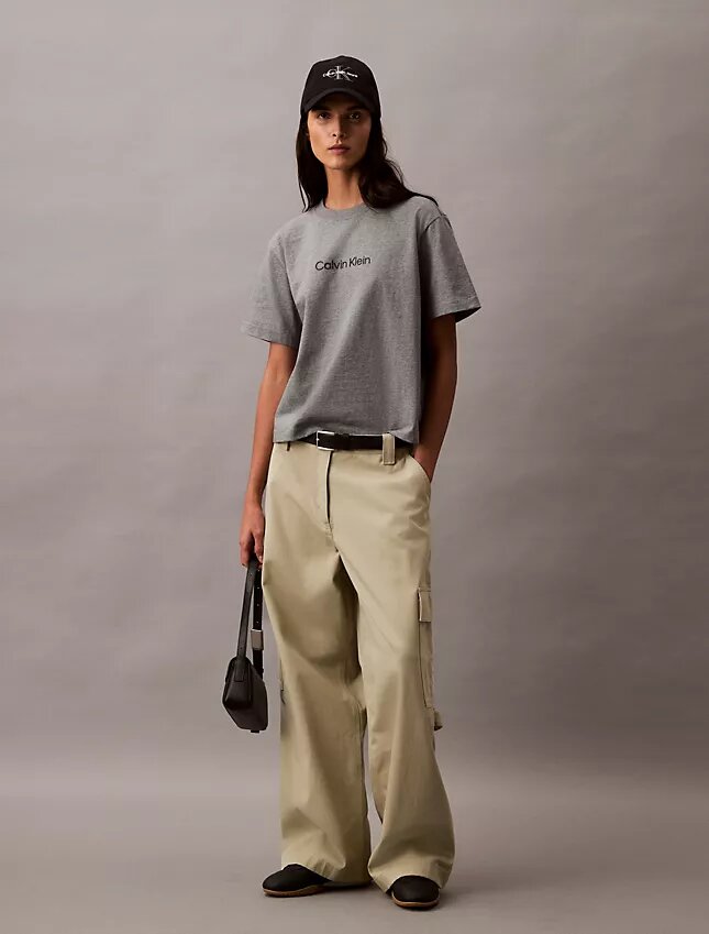 Standard-Logo-T-Shirt mit geradem Schnitt und Rundhalsausschnitt Standard-Logo-T-Shirt mit geradem Schnitt und Rundhalsausschnitt
