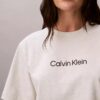 Standard-Logo-T-Shirt mit geradem Schnitt und Rundhalsausschnitt Standard-Logo-T-Shirt mit geradem Schnitt und Rundhalsausschnitt