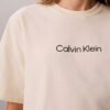 Standard-Logo-T-Shirt mit geradem Schnitt und Rundhalsausschnitt Standard-Logo-T-Shirt mit geradem Schnitt und Rundhalsausschnitt