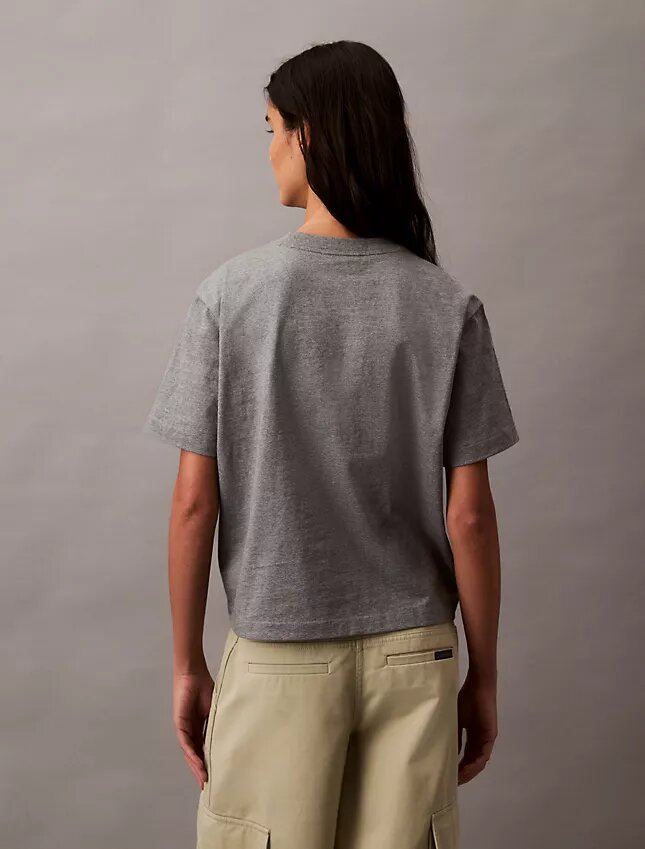 Standard-Logo-T-Shirt mit geradem Schnitt und Rundhalsausschnitt Standard-Logo-T-Shirt mit geradem Schnitt und Rundhalsausschnitt