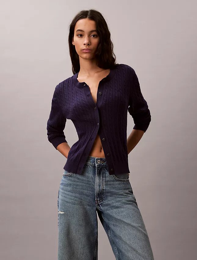 Strickjacke mit Zopfmuster Strickjacke mit Zopfmuster