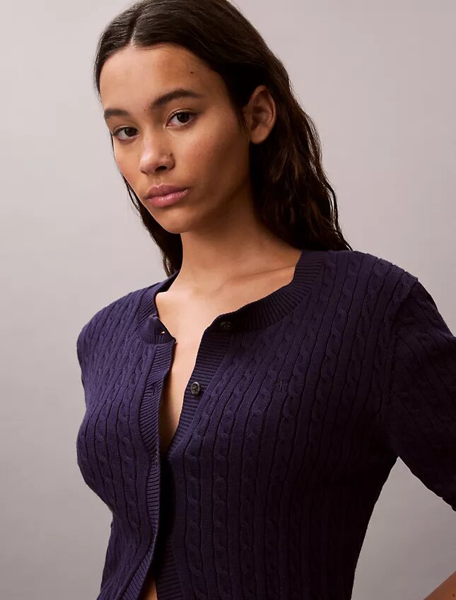 Strickjacke mit Zopfmuster Strickjacke mit Zopfmuster
