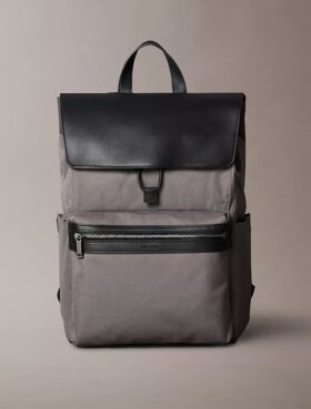 Strukturierter Rucksack mit Klappe
