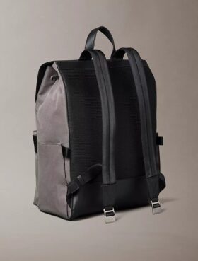 Strukturierter Rucksack mit Klappe