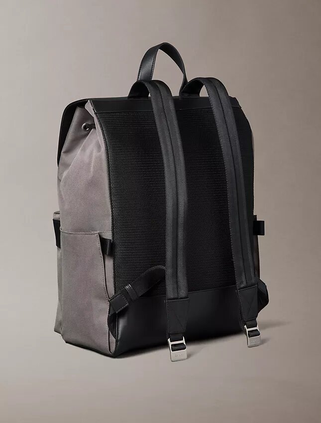 Strukturierter Rucksack mit Klappe Strukturierter Rucksack mit Klappe