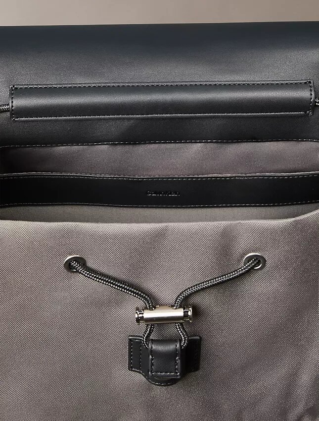 Strukturierter Rucksack mit Klappe Strukturierter Rucksack mit Klappe