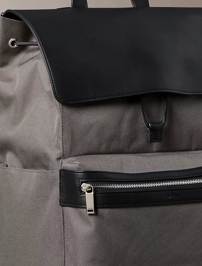 Strukturierter Rucksack mit Klappe Strukturierter Rucksack mit Klappe