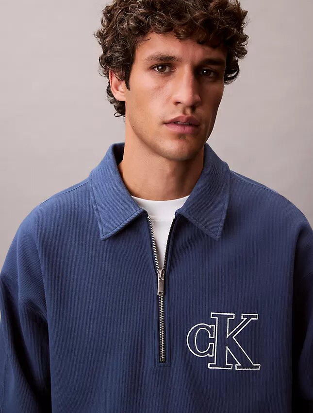 Sweatshirt mit Viertelreißverschluss und Varsity-Monogram-Logo Sweatshirt mit Viertelreißverschluss und Varsity-Monogram-Logo