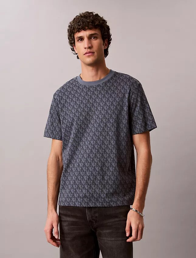 T-Shirt mit durchgehendem Monogram und lockerer Passform T-Shirt mit durchgehendem Monogram und lockerer Passform