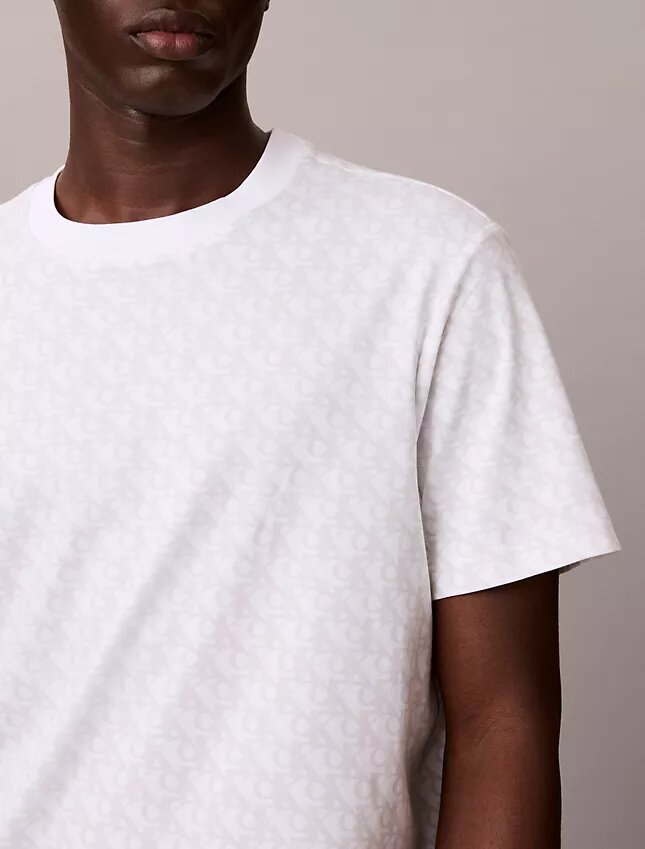 T-Shirt mit durchgehendem Monogram und lockerer Passform T-Shirt mit durchgehendem Monogram und lockerer Passform