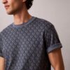 T-Shirt mit durchgehendem Monogram und lockerer Passform T-Shirt mit durchgehendem Monogram und lockerer Passform