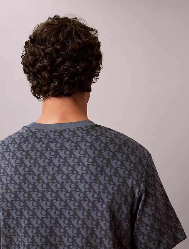 T-Shirt mit durchgehendem Monogram und lockerer Passform T-Shirt mit durchgehendem Monogram und lockerer Passform