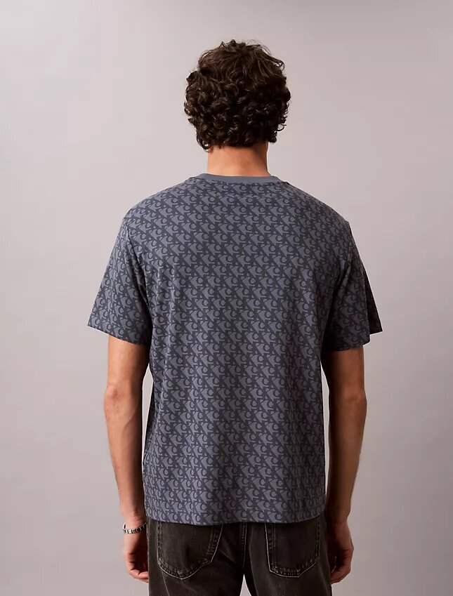 T-Shirt mit durchgehendem Monogram und lockerer Passform T-Shirt mit durchgehendem Monogram und lockerer Passform