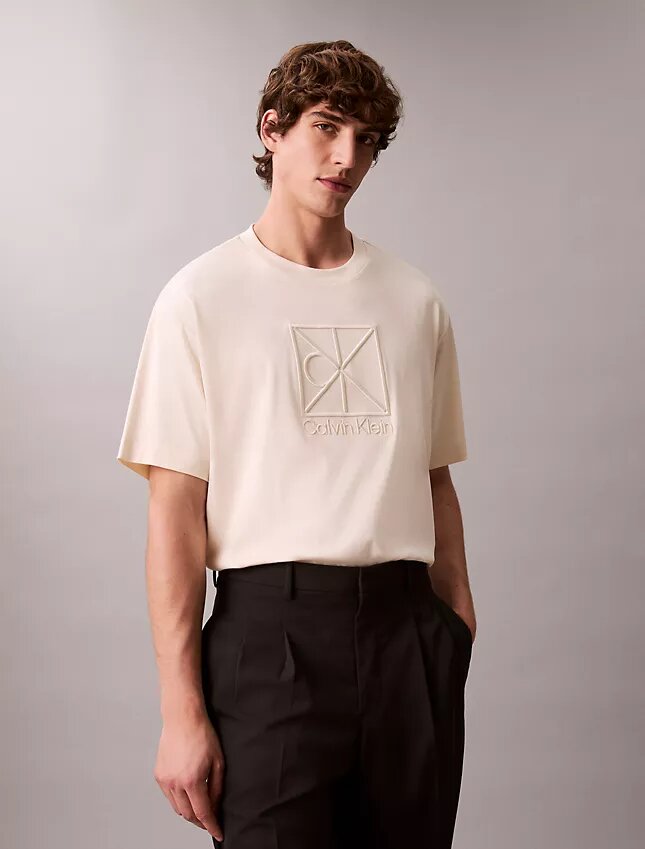 T-Shirt mit Emblem-Logo und lässigem Schnitt T-Shirt mit Emblem-Logo und lässigem Schnitt