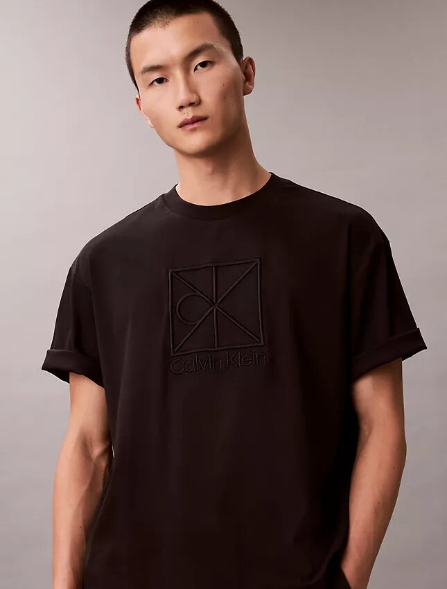 T-Shirt mit Emblem-Logo und lässigem Schnitt T-Shirt mit Emblem-Logo und lässigem Schnitt