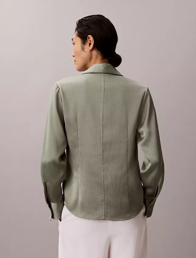 Tailliertes Hemd aus gehämmertem Satin Tailliertes Hemd aus gehämmertem Satin