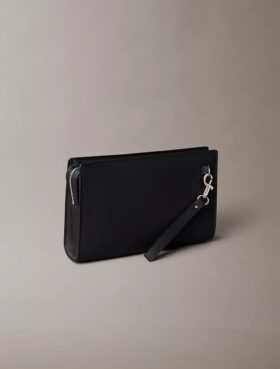 Tasche mit erhabenem Logo