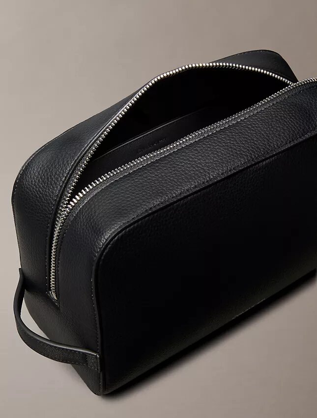 Toilettenartikel-Tasche mit Kieselstruktur Toilettenartikel-Tasche mit Kieselstruktur
