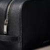 Toilettenartikel-Tasche mit Kieselstruktur Toilettenartikel-Tasche mit Kieselstruktur