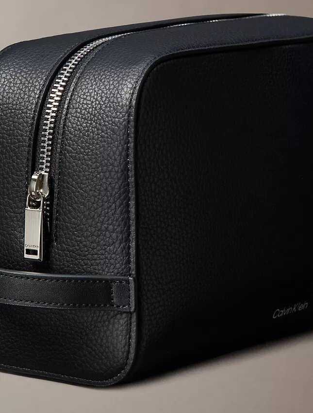 Toilettenartikel-Tasche mit Kieselstruktur Toilettenartikel-Tasche mit Kieselstruktur