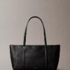Tote-Tasche mit Emblem-Logo und Metallbeschlägen Tote-Tasche mit Emblem-Logo und Metallbeschlägen