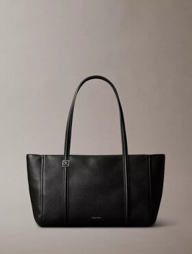 Tote-Tasche mit Emblem-Logo und Metallbeschlägen Tote-Tasche mit Emblem-Logo und Metallbeschlägen
