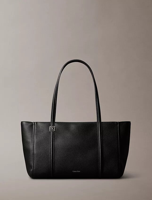 Tote-Tasche mit Emblem-Logo und Metallbeschlägen Tote-Tasche mit Emblem-Logo und Metallbeschlägen