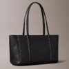 Tote-Tasche mit Emblem-Logo und Metallbeschlägen Tote-Tasche mit Emblem-Logo und Metallbeschlägen