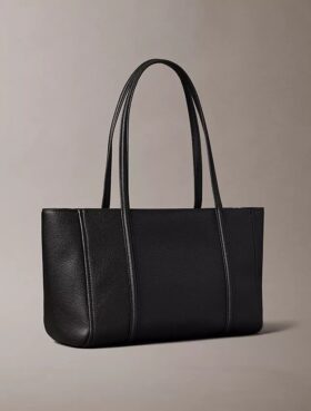 Tote-Tasche mit Emblem-Logo und Metallbeschlägen Tote-Tasche mit Emblem-Logo und Metallbeschlägen