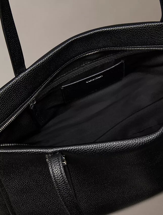 Tote-Tasche mit Emblem-Logo und Metallbeschlägen Tote-Tasche mit Emblem-Logo und Metallbeschlägen