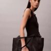 Tote-Tasche mit Emblem-Logo und Metallbeschlägen Tote-Tasche mit Emblem-Logo und Metallbeschlägen
