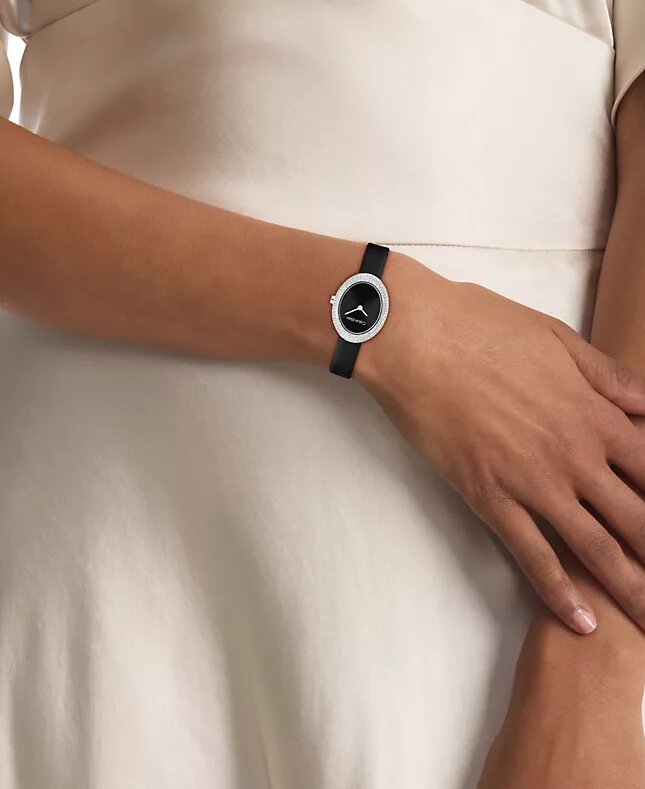 Uhr mit konturierter Lünette, ovalem Zifferblatt und Lederarmband Uhr mit konturierter Lünette, ovalem Zifferblatt und Lederarmband