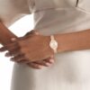 Uhr mit konturierter Lünette und ovalem Zifferblatt Uhr mit konturierter Lünette und ovalem Zifferblatt