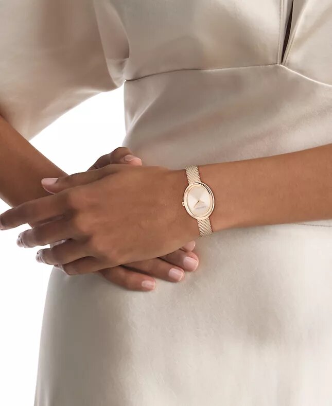 Uhr mit konturierter Lünette und ovalem Zifferblatt Uhr mit konturierter Lünette und ovalem Zifferblatt