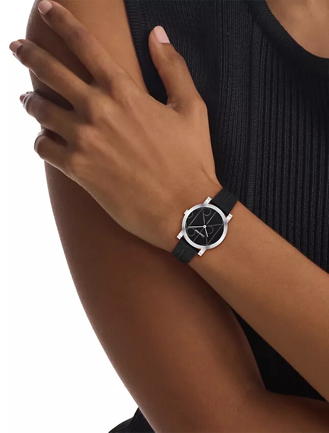 Uhr mit Lederarmband und durchgehendem Emblem-Zifferblatt Uhr mit Lederarmband und durchgehendem Emblem-Zifferblatt