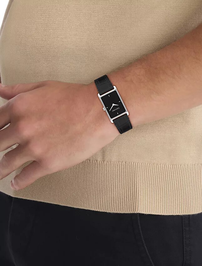 Uhr mit rechteckigem Zifferblatt und Lederarmband Uhr mit rechteckigem Zifferblatt und Lederarmband