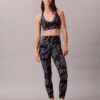 Weiche 7/8-Leggings mit abstraktem Sportprint