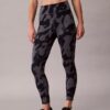 Weiche 7/8-Leggings mit abstraktem Sportprint