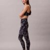Weiche 7/8-Leggings mit abstraktem Sportprint
