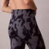 Weiche 7/8-Leggings mit abstraktem Sportprint