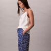 Weite Hose aus bedrucktem Viskose-Twill Weite Hose aus bedrucktem Viskose-Twill